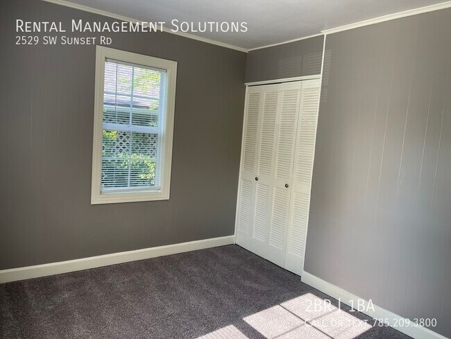 Building Photo - *RECENTLY UPDATED* 2529 SW Sunset Rd- 2 BE...
