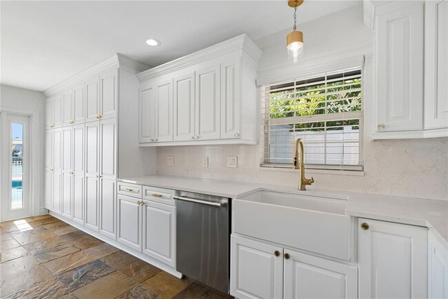 Building Photo - 3924 Versailles Dr