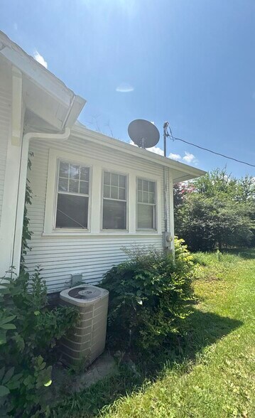 Building Photo - 1738 Damon St