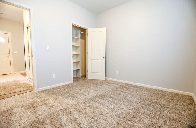 Building Photo - Spacious 5 bed 2 bath Downtown Springfield...