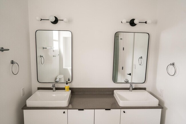 Building Photo - Modern East Austin 2/2 Condo Available Now!