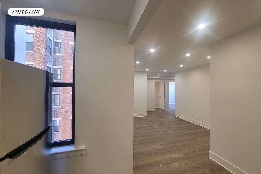 Building Photo - 45 W 81st St