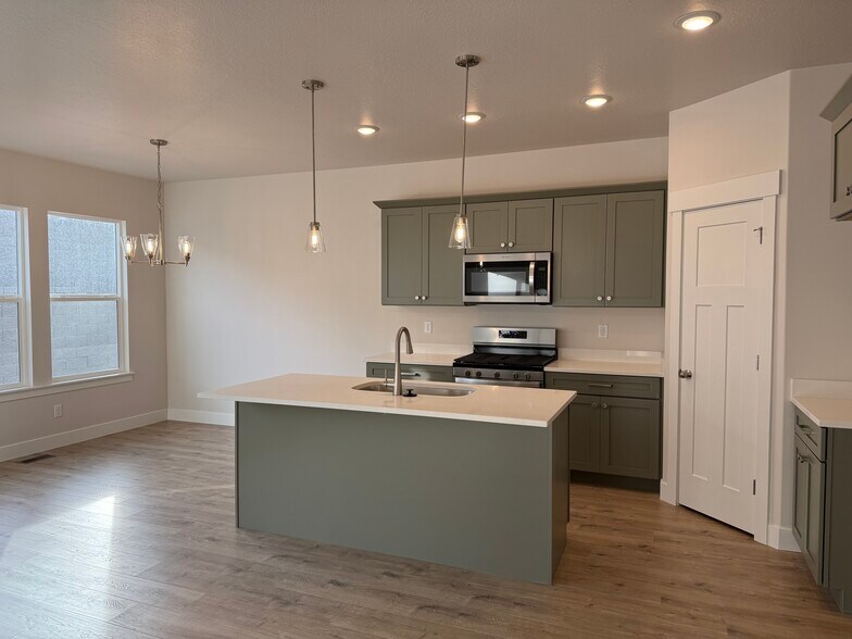 Building Photo - 4805 S Heartwood Rd