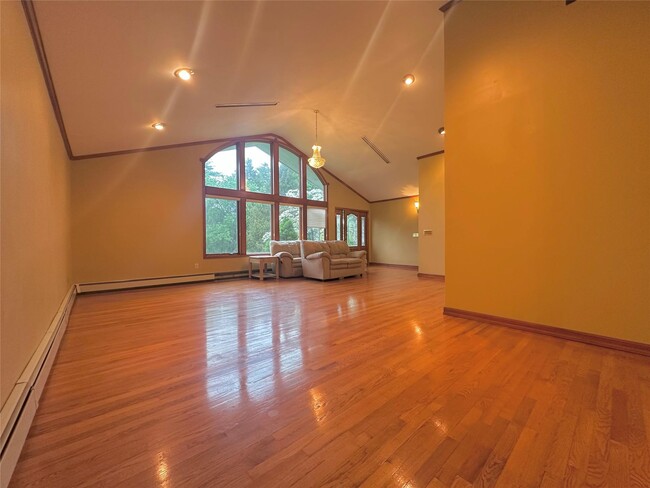 Building Photo - 41 Flower Hill Rd