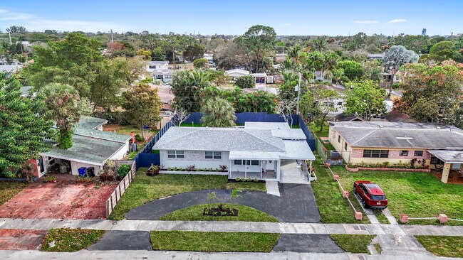 Building Photo - 3160 SW 20th Ct