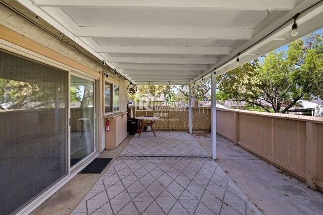 Building Photo - 1027 E Palm Ave
