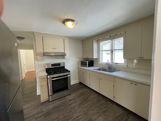 Building Photo - 36 Barstow St