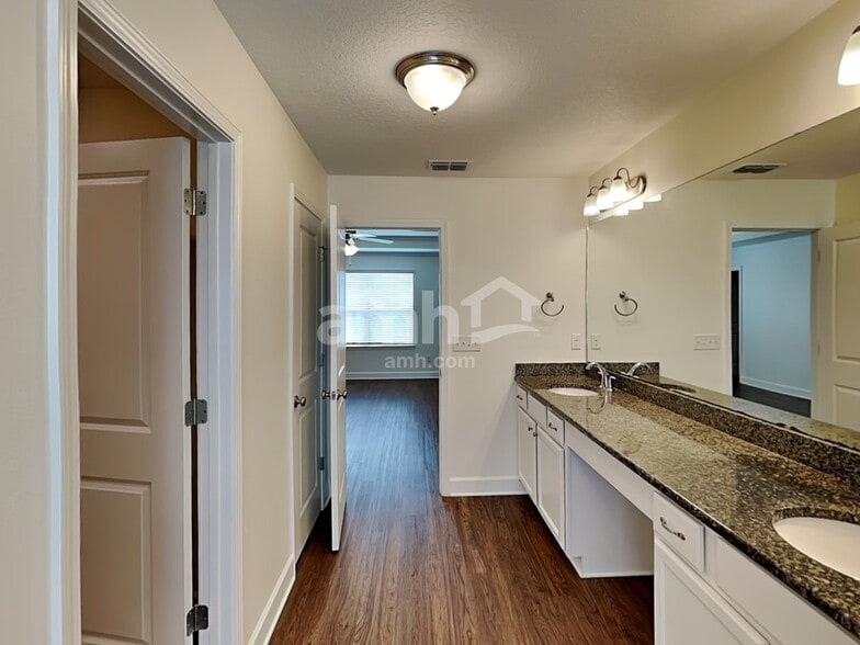 Building Photo - 3058 Creek Village Ln