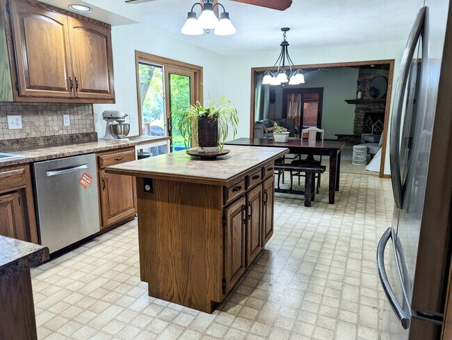 Building Photo - Four Bedroom Neenah House