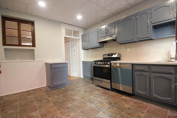 Building Photo - 164 5th St