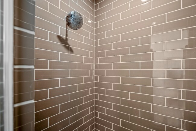 Building Photo - 613 Royal Arch Dr