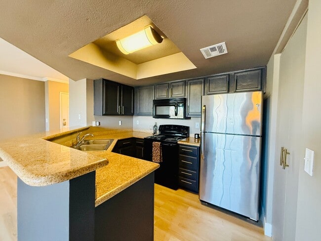 Building Photo - Charming 1-Bedroom Condo in the Heart of S...