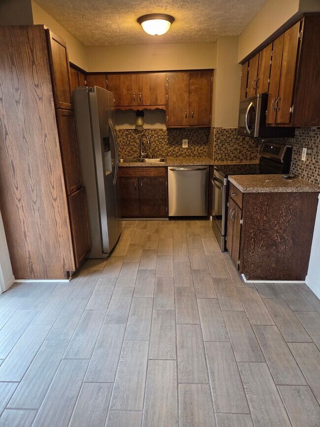 Building Photo - 3 bed 1.5 bath, 2 car garage, fenced in backyard, newly remodeled