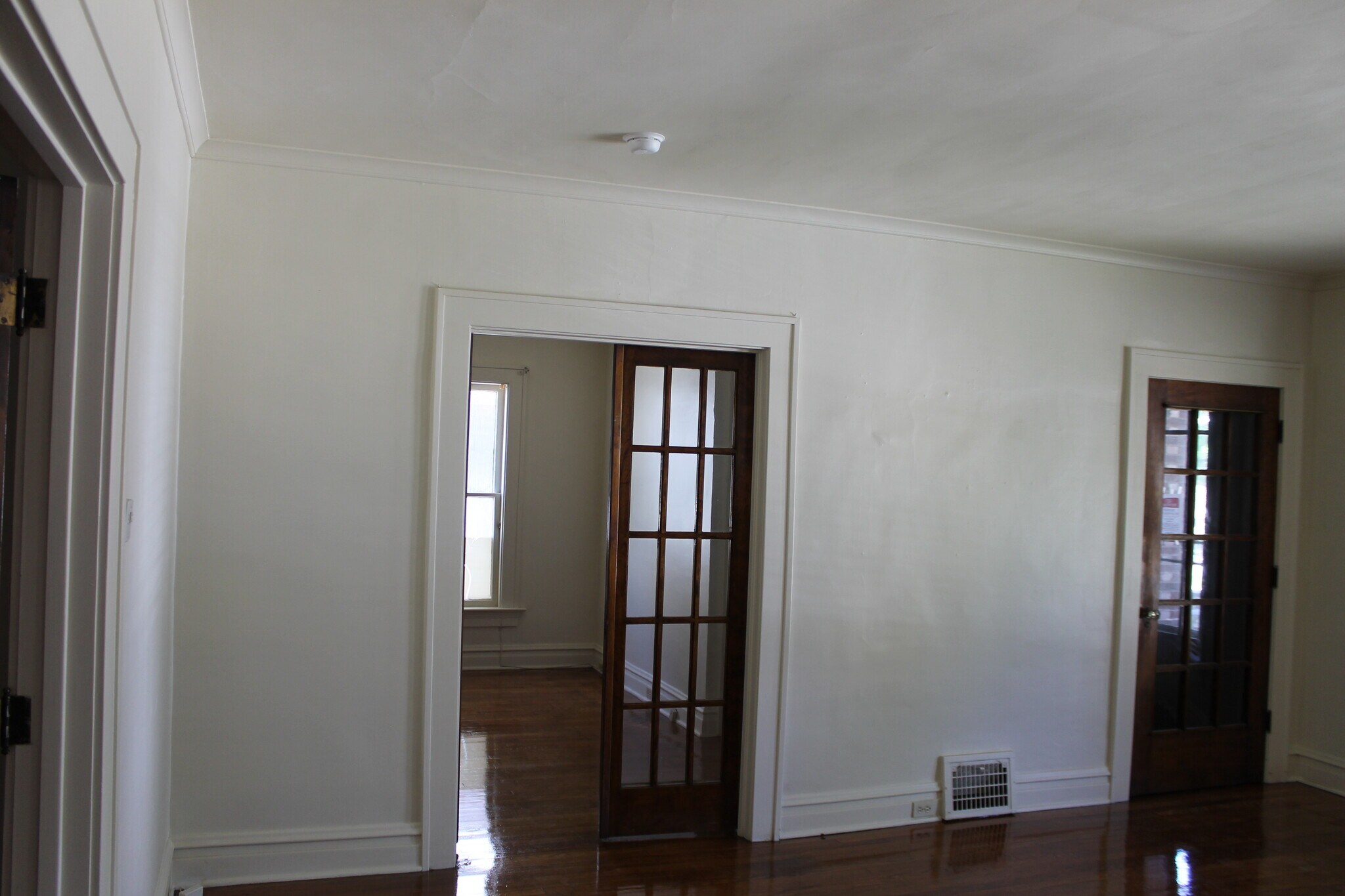 Building Photo - 923 W 10th St