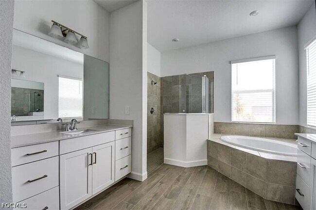 Building Photo - 7796 Lakes Edge Ln