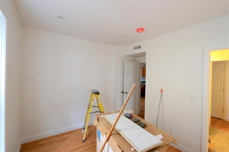 Building Photo - 25 Lewis St