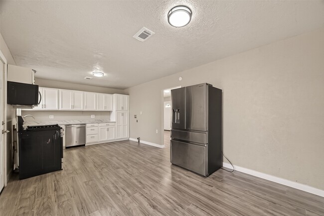 Building Photo - 1221 Parkway Dr