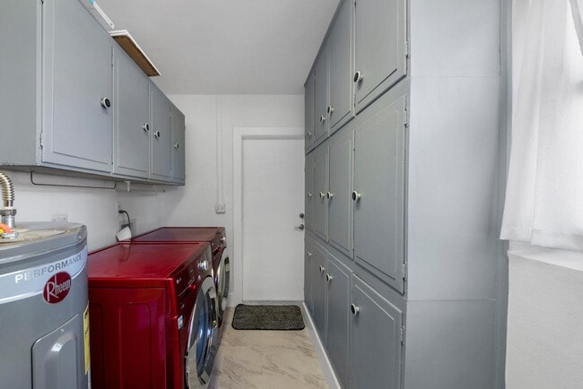 Building Photo - 220 SE 2nd Ave