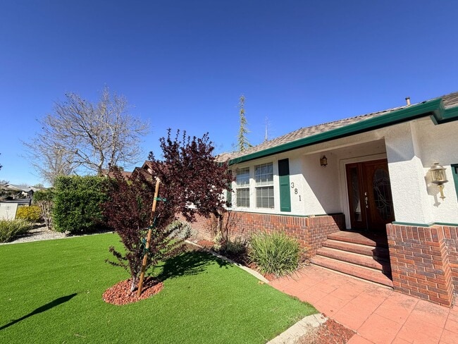 Building Photo - Beautiful Lakefront Home in the Vineyard! 55+ community