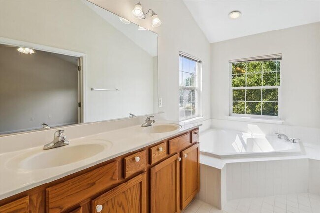 Building Photo - 13404 Fountain Club Dr