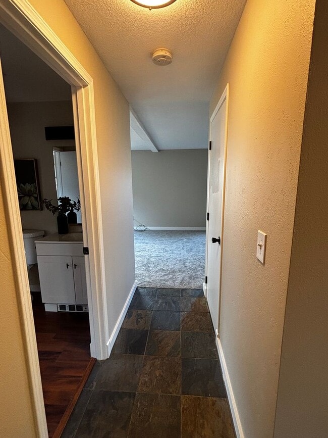 Building Photo - 4 bed 3 bath, Bonus room, Rv parking, Fenc...