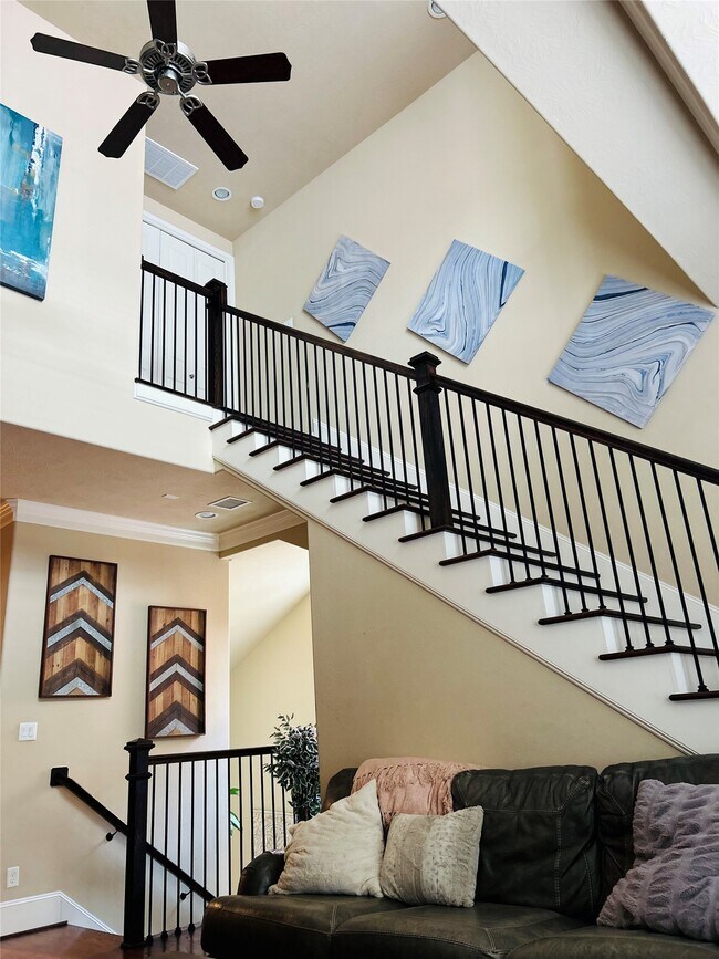 Building Photo - 1049 W 22nd St