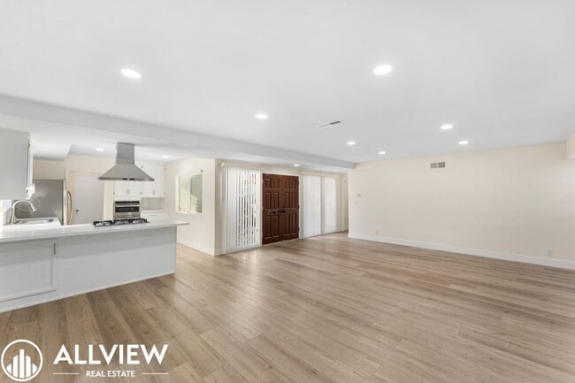 Building Photo - Beautifully Renovated 3-Bedroom Home in Huntington Beach!