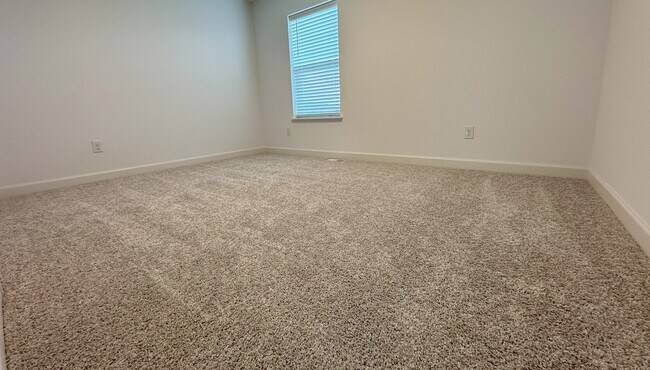 Building Photo - 2154 Tyrone Dr