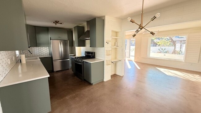 Building Photo - Mountain Views and Huge Yard