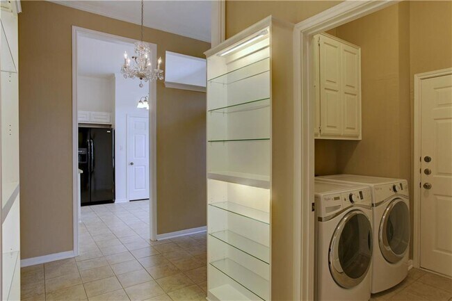 Building Photo - 1905 Kinney Ave