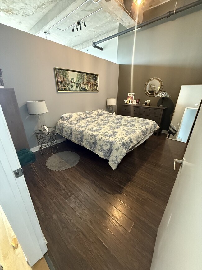 Building Photo - 320 E 21st St