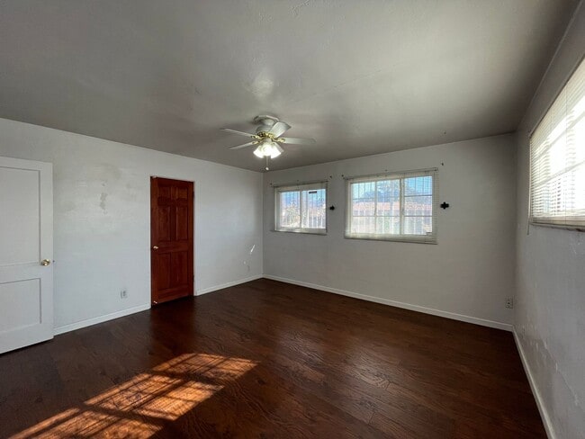 Building Photo - Cute 3 Bedroom 2 Bathroom Home In The NE!