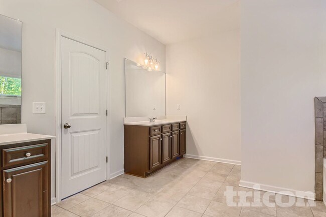 Building Photo - 136 Charolais Dr