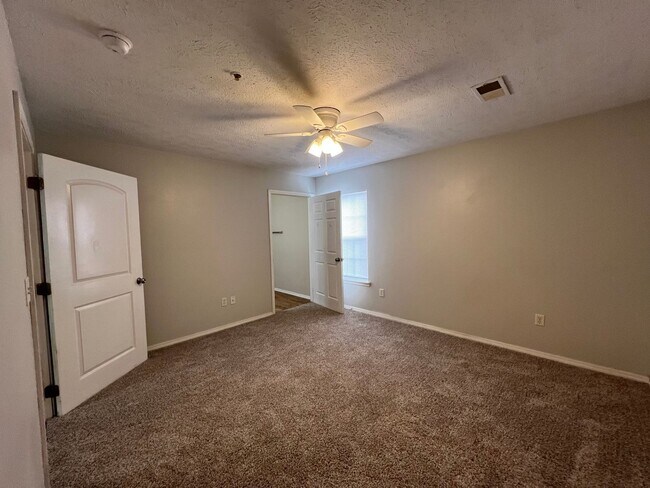 Building Photo - 105 Garden Cir