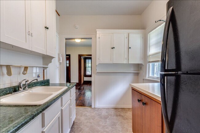 Building Photo - 321 Chautauqua