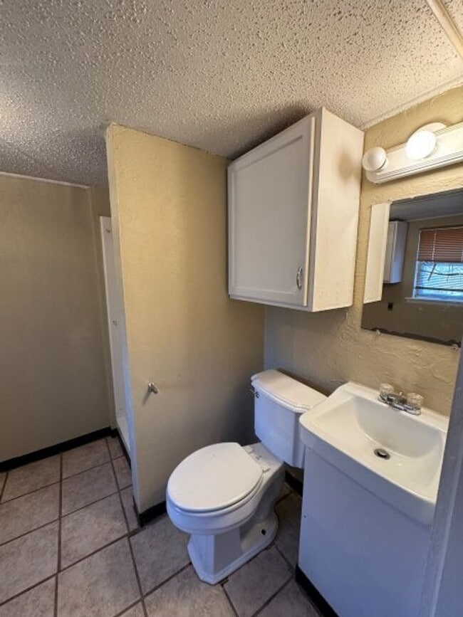 Building Photo - 3 bed 2 bath 1 car carport, new paint, wood floors, ready for move in!