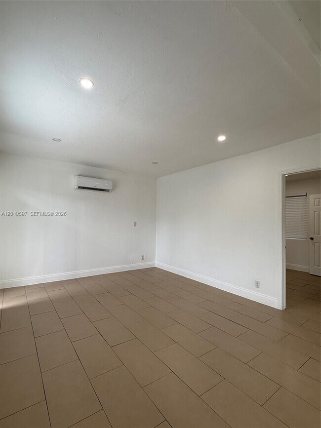 Building Photo - 6723 NE Miami Pl
