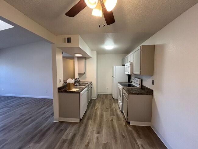 Building Photo - 2 bed 2 bath Condo W/D in Unit - $500 off first months rent!
