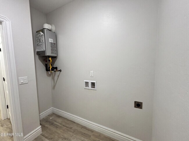 Building Photo - 10371 Manzana Rd