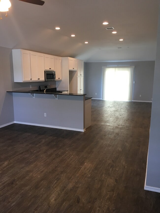 Building Photo - 102 W Speer Ave