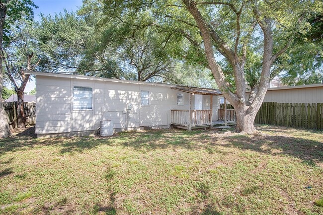 Building Photo - 1805 Oriole Dr