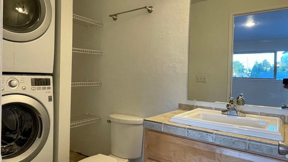 Ensuite bathroom with laundry - 31003 14th Ave S