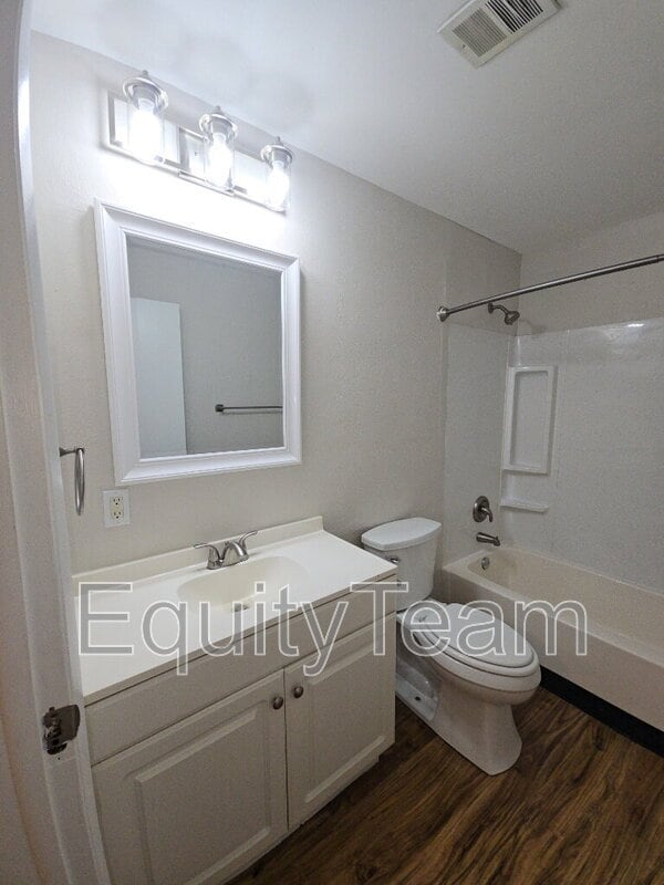 Building Photo - 204 N 10th St