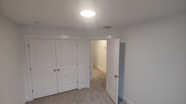 Building Photo - 4 Bed Town Home for Rent in Riverton
