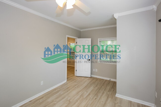 Building Photo - This cute as pie ground-floor condo is tuc...