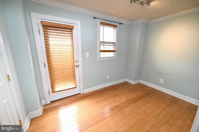 Building Photo - 550 Hobart Pl NW