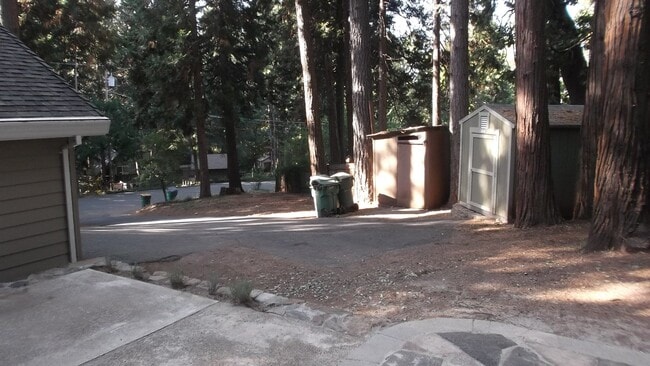 Building Photo - Fabulous 3 bedroom home near Jenkinson Lake.