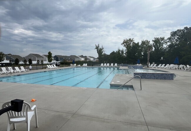 Building Photo - 215 Deskin Ln
