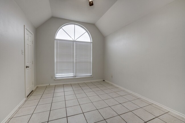 Building Photo - Dynamite Duplex in Arlington For Lease