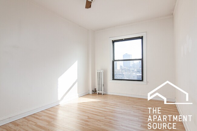 Building Photo - 515 W Briar Pl